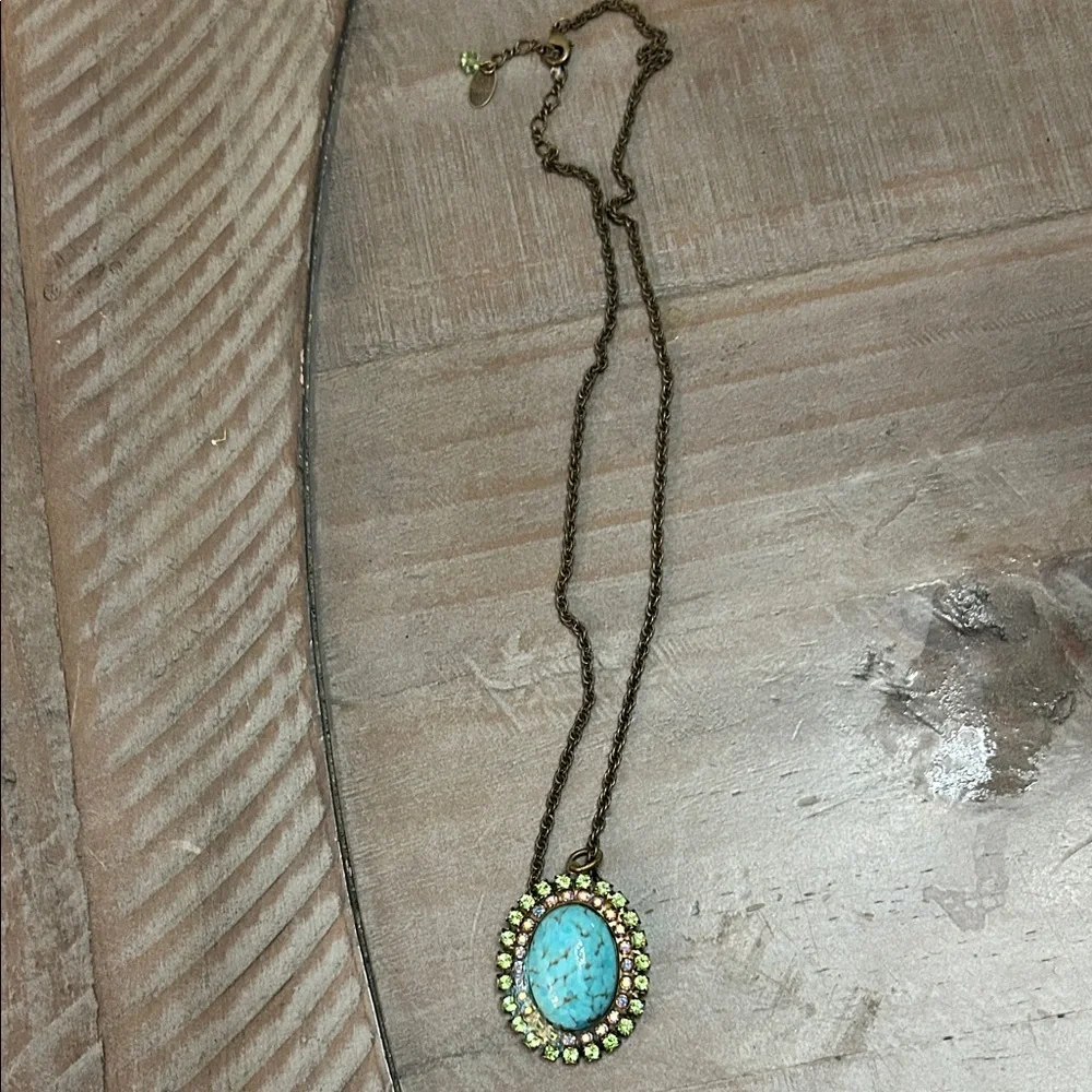Elegant Turquoise Pendant Necklace with Gold Detailing - Picture 3 of 11